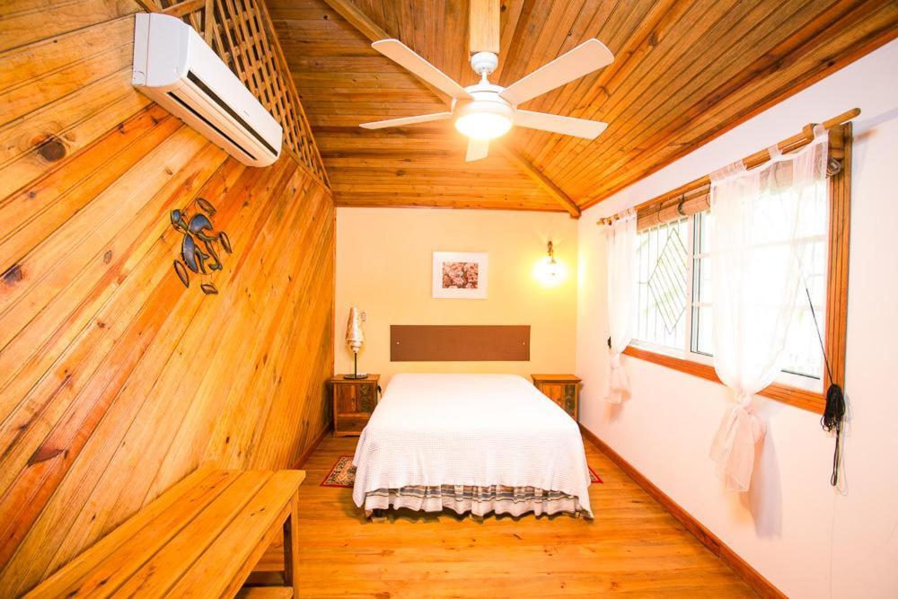 Wikkid Resort Dixon Cove Екстер'єр фото
